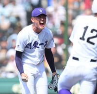 　初の夏決勝進出を決め、雄たけびを上げる関東第一・坂井遼（撮影・伊藤笙子）