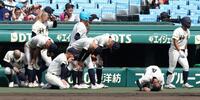 　関東第一に敗れ、泣き崩れる神村学園ナイン（撮影・中田匡峻）