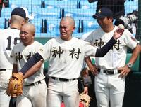 　涙を流しながらキャッチボールをする神村学園・今村拓未。右後方は小田大介監督（撮影・中田匡峻）