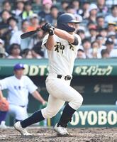 　４回、安打を放つ神村学園・正林輝大（撮影・石井剣太郎）