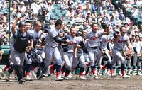 　青森山田に勝利し、アルプス席にあいさつに向かう京都国際ナイン