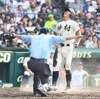 　４回、神村学園・上川床勇希の先制適時打で生還する正林輝大（撮影・石井剣太郎）