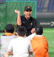 　試合前のイベントで子どもたちとふれあう阿部監督（撮影・佐藤厚）