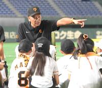 　試合前のイベントで子どもたちとふれあう阿部監督（撮影・佐藤厚）