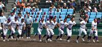 　神村学園に勝利し、アルプスに向かって駆け出す関東第一ナイン（撮影・中田匡峻）