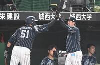 　６回、岸の適時打で生還した西川（左）とハイタッチする隅田（撮影・園田高夫）