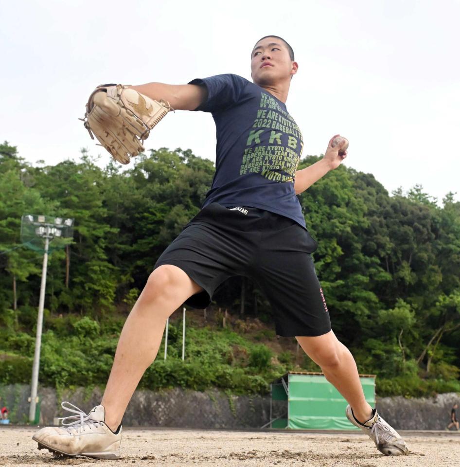 　準決勝へ向けキャッチボールで調整する京都国際・中崎（撮影・石井剣太郎）