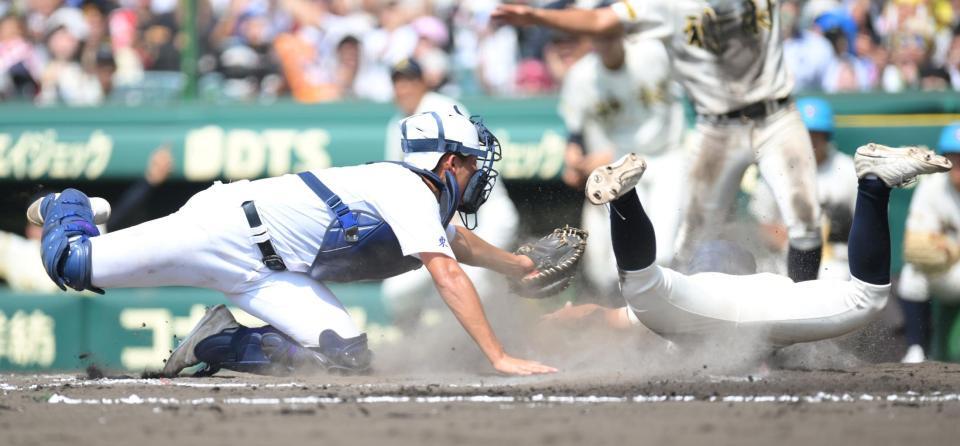 　９回、玉城功大の中前打で本塁に突入した神村学園・岩下吏玖（右）をアウトにする関東第一・熊谷俊乃介（撮影・伊藤笙子）