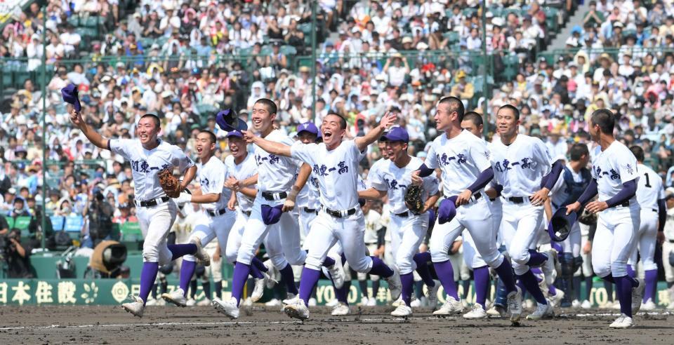 　夏では初の決勝進出を決め、スタンドへ駆け出す関東第一ナイン（撮影・伊藤笙子）