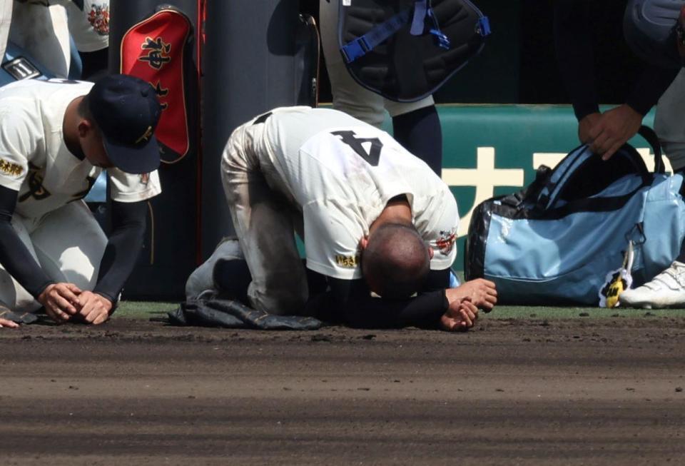 　涙を流しながら砂を集める神村学園・増田有紀（右）＝撮影・中田匡峻