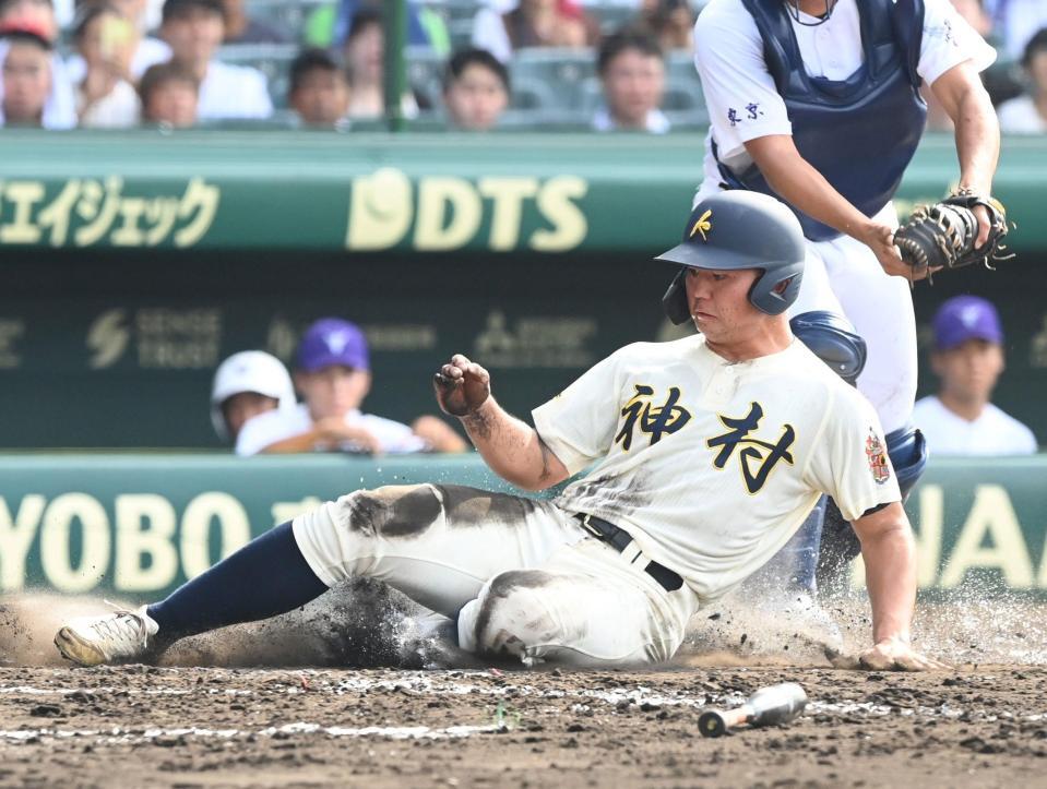 　４回、神村学園・上川床勇希の先制適時打で生還する正林輝大（撮影・石井剣太郎）