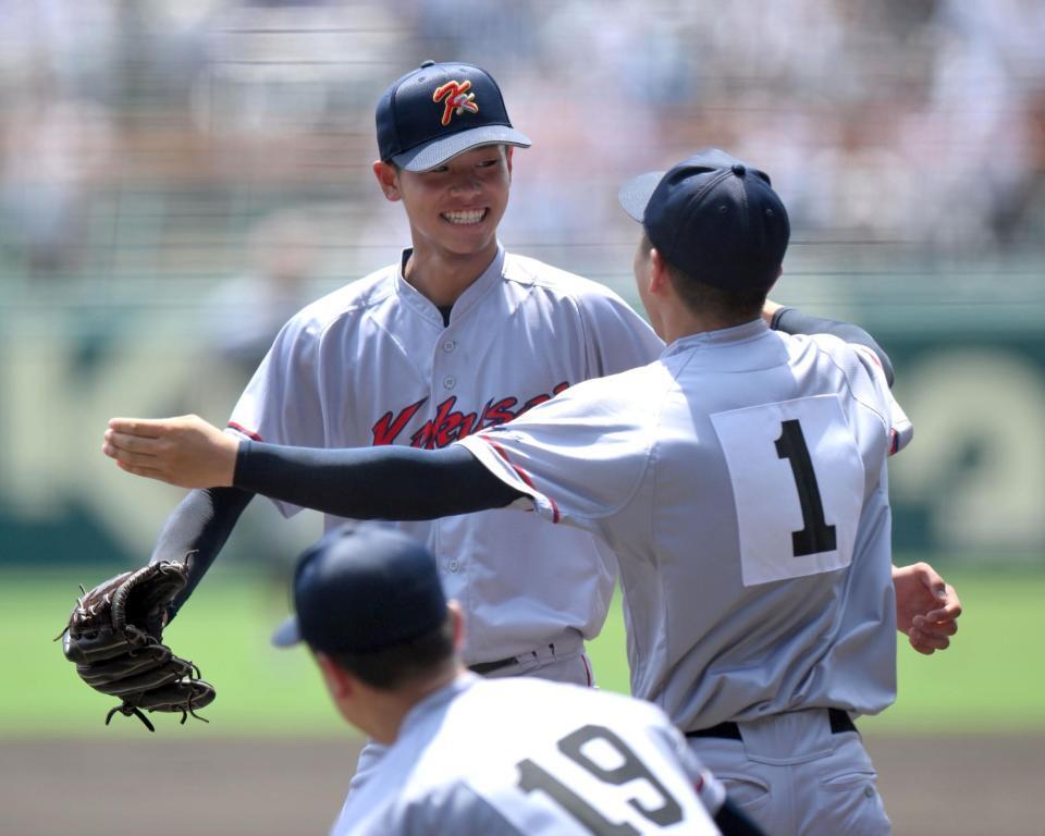 　初の決勝進出を決め、中崎琉生（手前）と抱き合う京都国際・西村一毅（撮影・伊藤笙子）