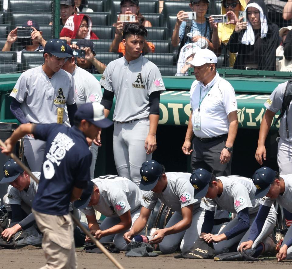 　ナインが砂を集める中、呆然と立ち尽くす青森山田・関浩一郎（後方中央）＝撮影・中田匡峻