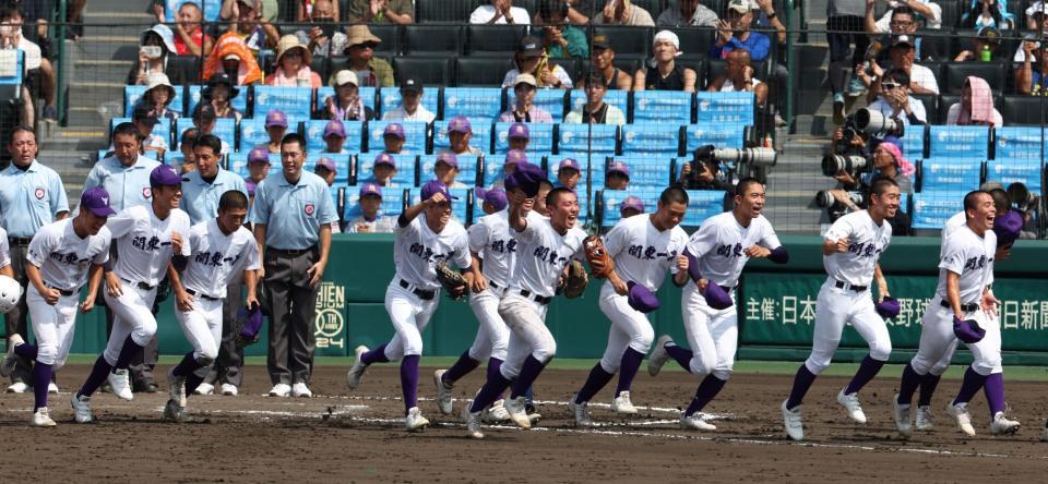 　神村学園に勝利し、アルプスに向かって駆け出す関東第一ナイン（撮影・中田匡峻）