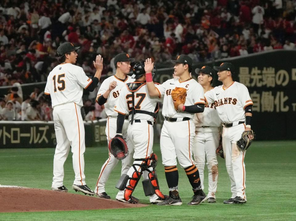 　広島に勝利し、タッチを交わす巨人ナイン