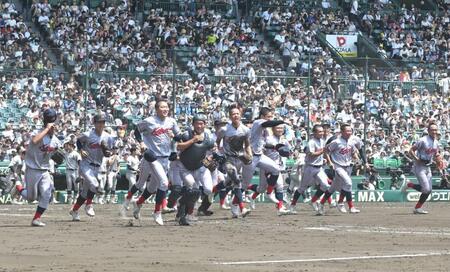 　試合に勝利し駆け出す京都国際ナイン（撮影・石井剣太郎）