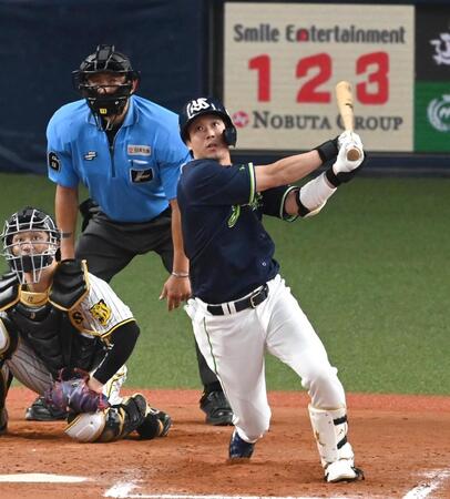 　９回、勝ち越し二塁打を放つ山田（撮影・飯室逸平）