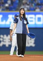 　始球式を務めた日向坂４６・小坂菜緒（撮影・佐々木彰尚）