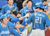 　２回、レイエスの右前適時打で生還した清宮（右）とタッチを交わす新庄監督（撮影・開出牧）