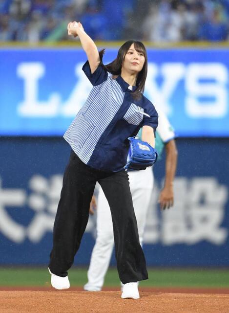 世界一可愛いローソンの店員さん」アイドルの制服始球式にファン反応