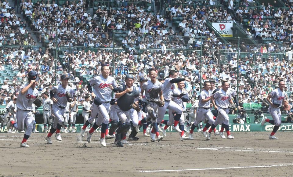 　試合に勝利し駆け出す京都国際ナイン（撮影・石井剣太郎）