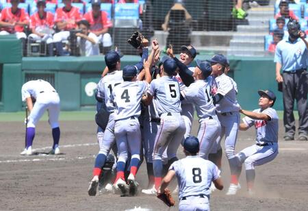 　初優勝を決め、歓喜に沸く京都国際ナイン（撮影・伊藤笙子）