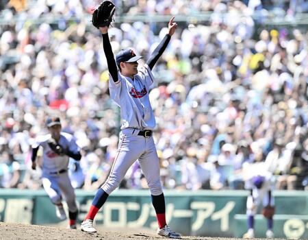 　１０回、空振り三振で仕留め、勝利した京都国際・西村一毅（撮影・今井雅貴）