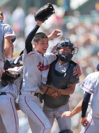 　決勝で関東第一を破って初優勝を果たし、抱き合って喜ぶ西村、奥井の京都国際バッテリー