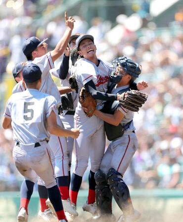 　関東第一を破って初優勝を果たし、西村（中央）のもとに駆け寄る京都国際ナイン