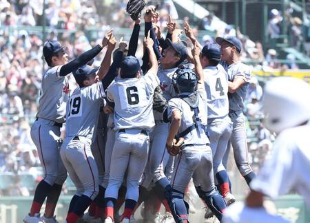 　試合に勝利し喜ぶ京都国際ナイン（撮影・石井剣太郎）