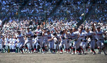 　夏の甲子園に優勝し、喜び駆け出す京都国際ナイン（撮影・今井雅貴）