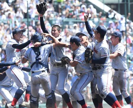 　試合を制し喜ぶ中崎琉生（左）と西村一毅（同３人目）ら京都国際ナイン（撮影・石井剣太郎）