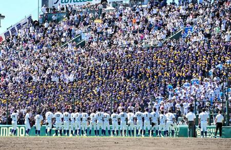 　試合が終わり、応援席にあいさつをする関東第一ナイン（撮影・今井雅貴）