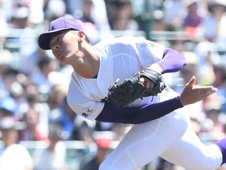 　力投する関東第一・坂井遼（撮影・石井剣太郎）