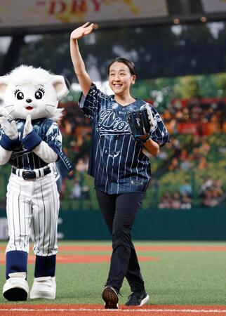 　観客の声援に応え手を振るフィギュアスケート女子の浅田真央さん