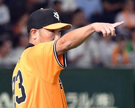 　８回終了後、選手交代を告げる阿部監督（撮影・佐藤厚）