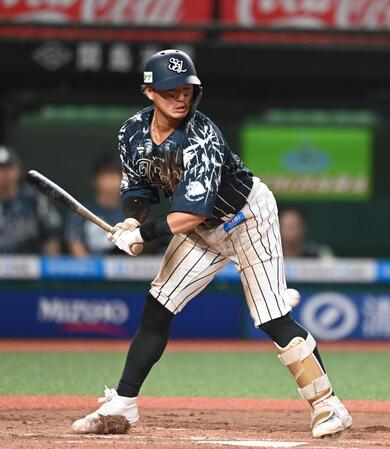 【写真】前日にも死球を受けた西武・佐藤龍　楽天投手をにらみつける　両肩抱えられて途中交代