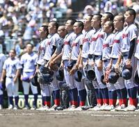 　試合に勝利し、校歌を歌う京都国際ナイン（撮影・今井雅貴）