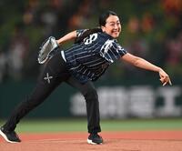 　始球式を務めポーズを決める浅田真央さん（撮影・園田高夫）