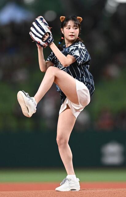 耳付けたさくちゃん鬼可愛い」女優が白ショーパン姿で始球式 「やーっ