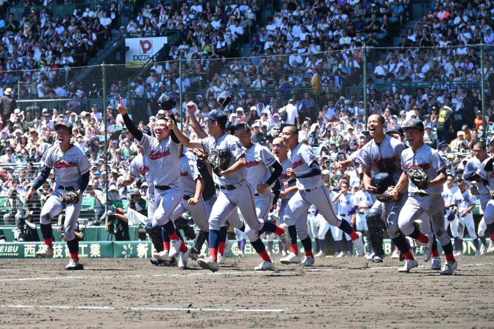 　試合に勝利し、喜びに駆け出す京都国際ナイン（撮影・今井雅貴）