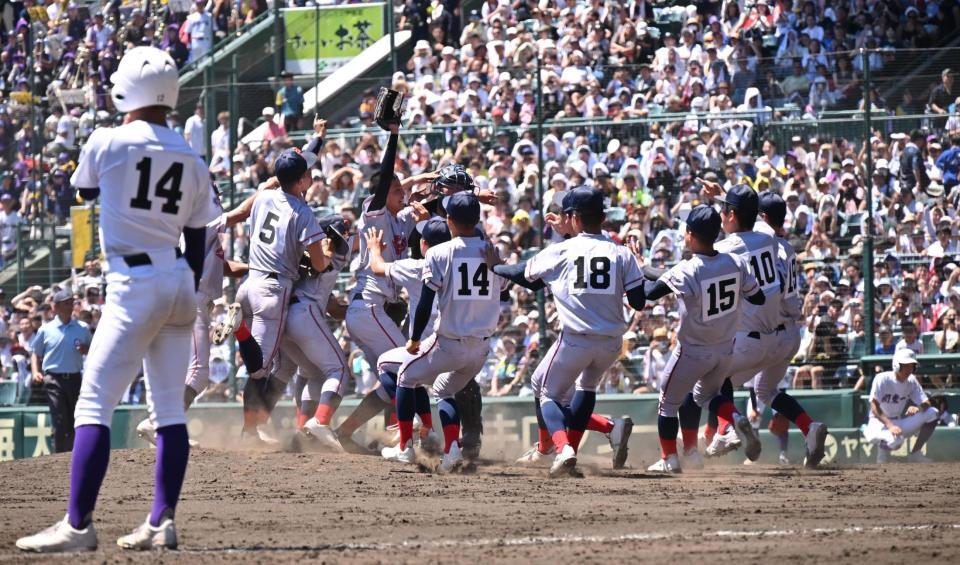 　延長の末、勝利し歓喜する京都国際ナイン（撮影・今井雅貴）