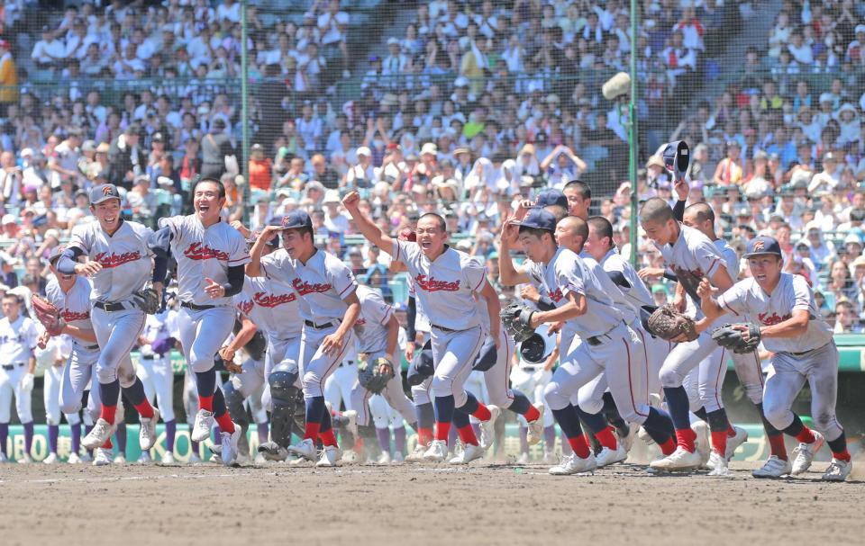 　関東一を破って初優勝を決め、スタンドに駆け出す京都国際ナイン