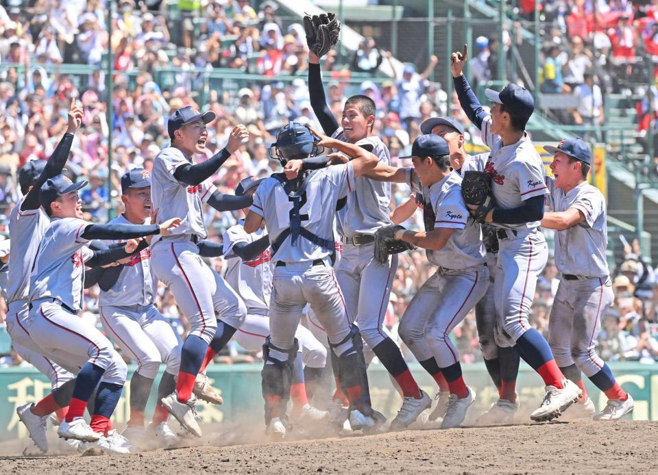 　初優勝を決め、歓喜の京都国際ナイン