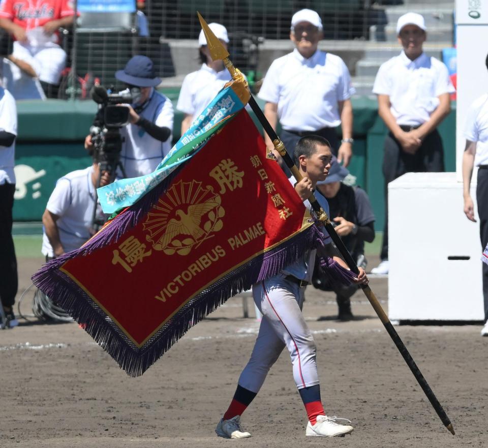 　初優勝を果たし、優勝旗を手にする京都国際・藤本陽毅主将（撮影・伊藤笙子）