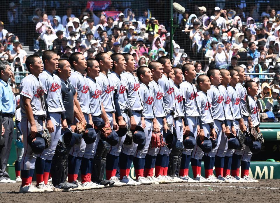 　初優勝し校歌を歌う京都国際ナイン