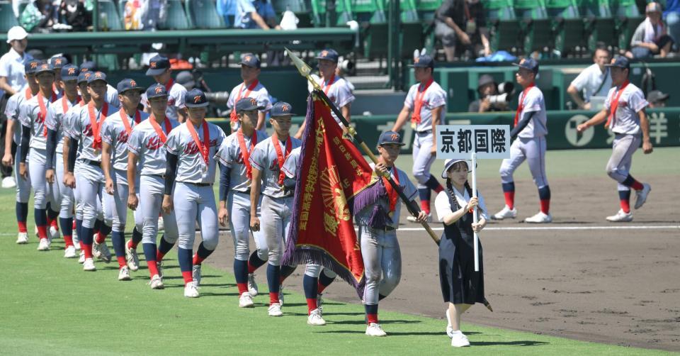 　初優勝を果たし、優勝旗を手に場内を一周する京都国際ナイン（撮影・伊藤笙子）