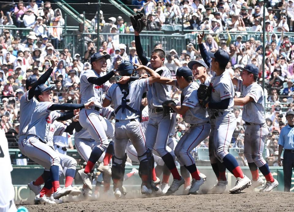 　関東第一を破り初優勝を決め、マウンドで喜ぶ京都国際の選手たち