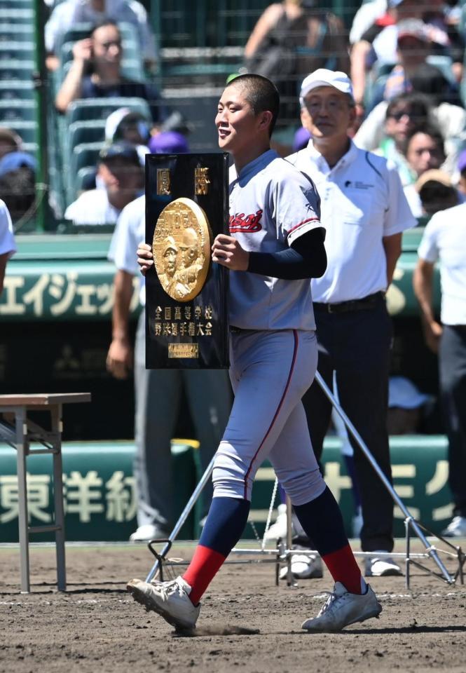 　夏の甲子園で優勝し、表彰盾を手にする京都国際・中崎琉生（撮影・今井雅貴）