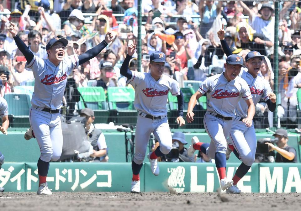 　優勝し喜ぶ京都国際・中崎琉生（左）＝撮影・石井剣太郎